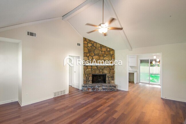 4555 Northwood Hills Dr in Memphis, TN - Foto de edificio - Building Photo