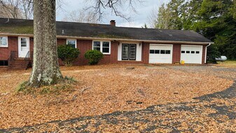 4905 Murray Rd in Winston-Salem, NC - Building Photo