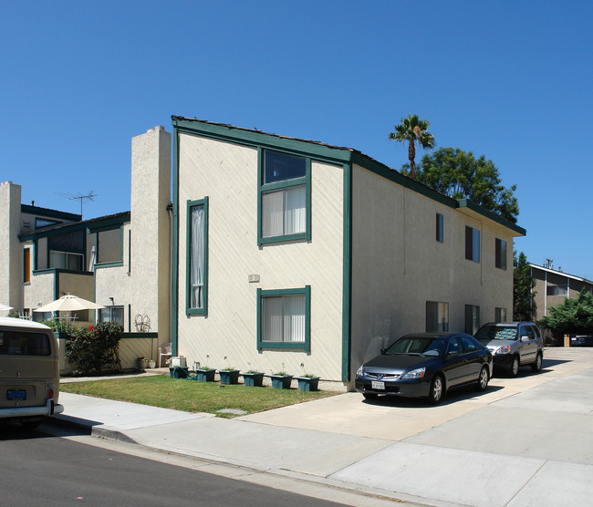 16871 Green St in Huntington Beach, CA - Foto de edificio - Building Photo