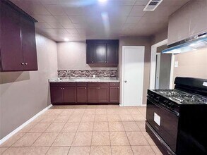 3130 S Llewellyn Ave in Dallas, TX - Building Photo - Building Photo