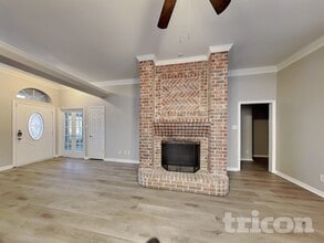 709 W Park Dr in Keller, TX - Foto de edificio - Building Photo