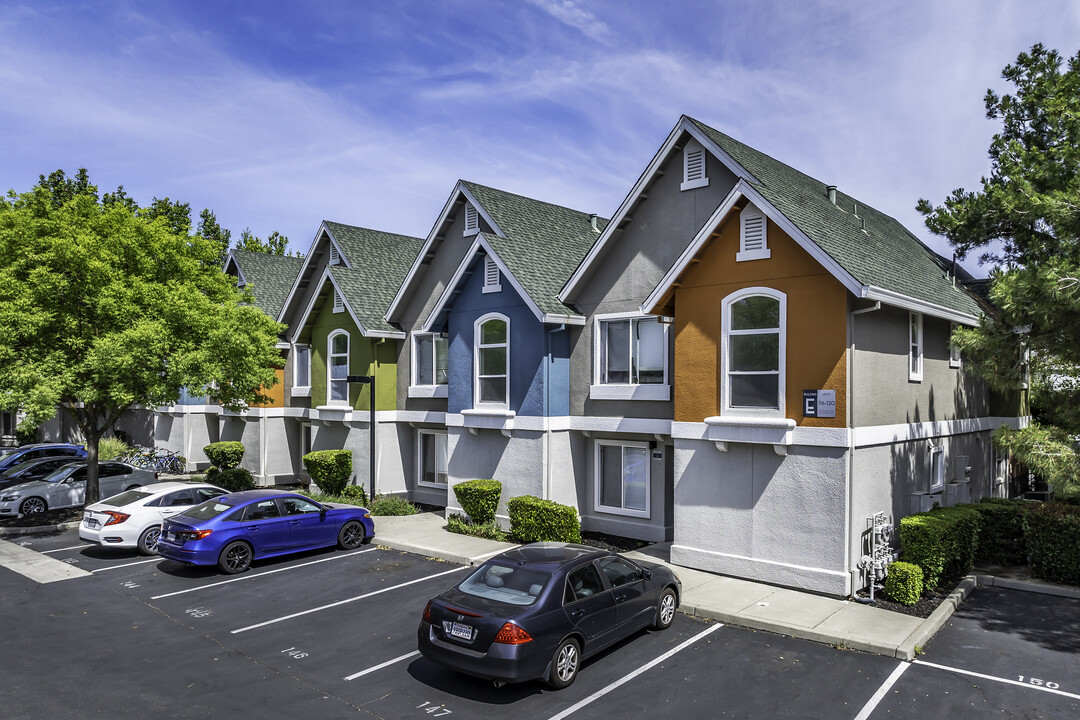 Oakshade Commons in Davis, CA - Building Photo