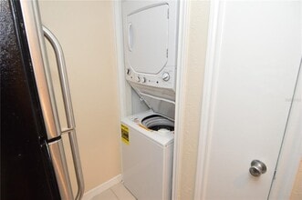 10200 Gandy Blvd N in St. Petersburg, FL - Foto de edificio - Building Photo