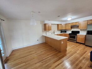 4 Edgemoor Cir, Unit 1 in Wellesley, MA - Building Photo - Building Photo