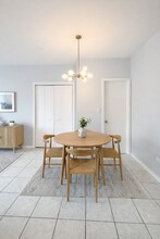 2413 W Taylor St, Unit 2 in Chicago, IL - Building Photo - Building Photo