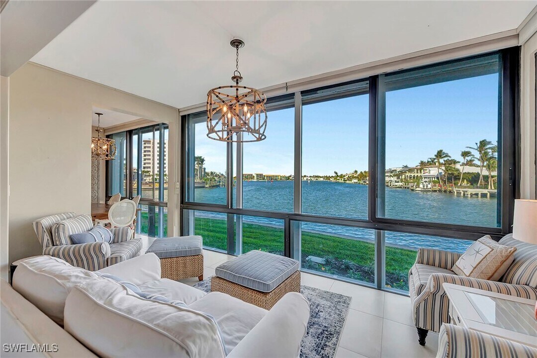 2258 Gulf Shore Blvd N in Naples, FL - Foto de edificio