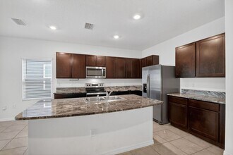 13808 NW 9th Rd in Newberry, FL - Foto de edificio - Building Photo