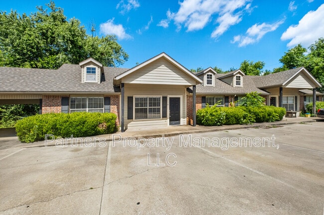 1174 W Hendrix St in Fayetteville, AR - Foto de edificio - Building Photo
