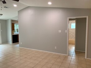 4501 Dorsett Oaks Cir in Austin, TX - Foto de edificio - Building Photo
