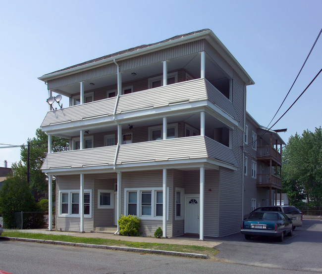 24 Lafayette St in Chicopee, MA - Foto de edificio - Building Photo