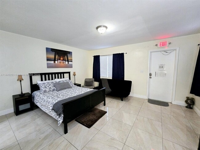 2305 Monroe St in Hollywood, FL - Building Photo - Building Photo
