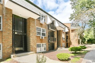 152 Kearsing Pkwy in Monsey, NY - Building Photo