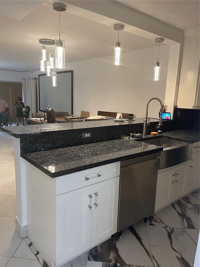 471 Ives Dairy Rd, Unit 101-3C in Miami, FL - Building Photo - Building Photo