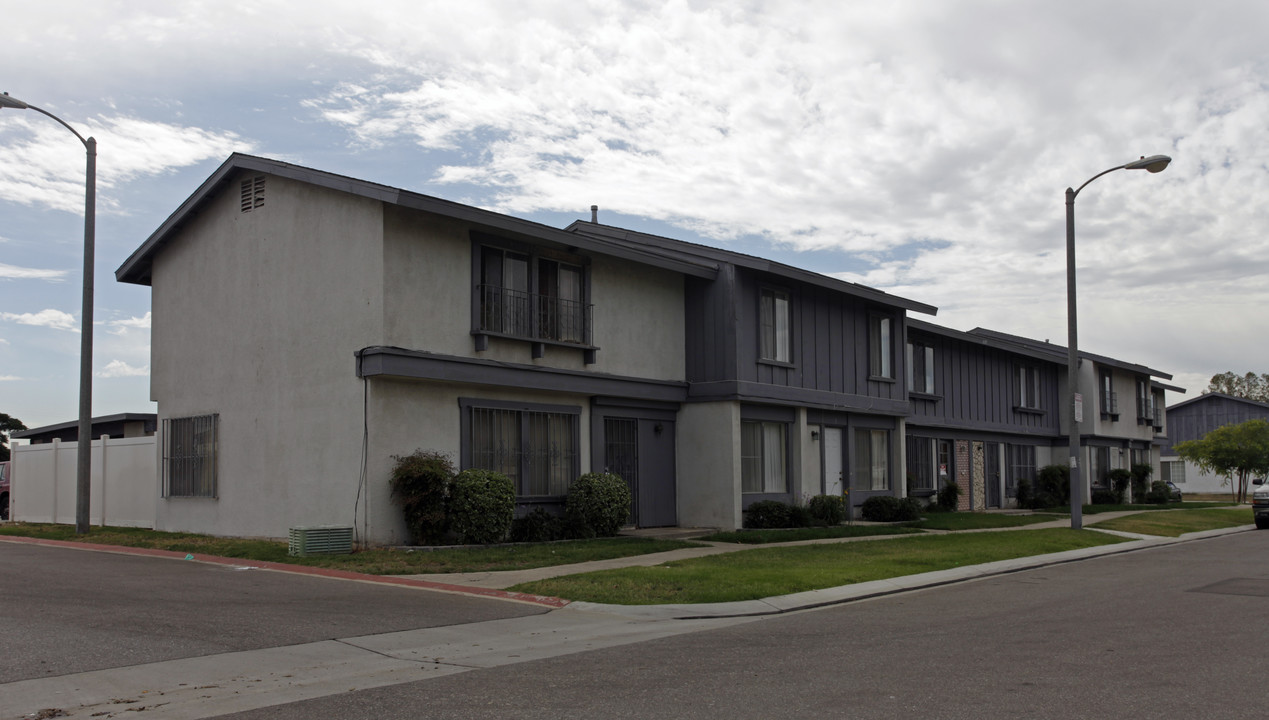 16821 Village Ln in Fontana, CA - Building Photo