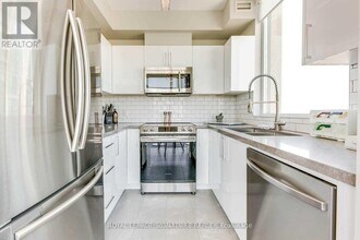 3504 Hurontario St in Mississauga, ON - Building Photo - Building Photo