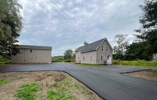 1458 N Main St in Winterport, ME - Building Photo