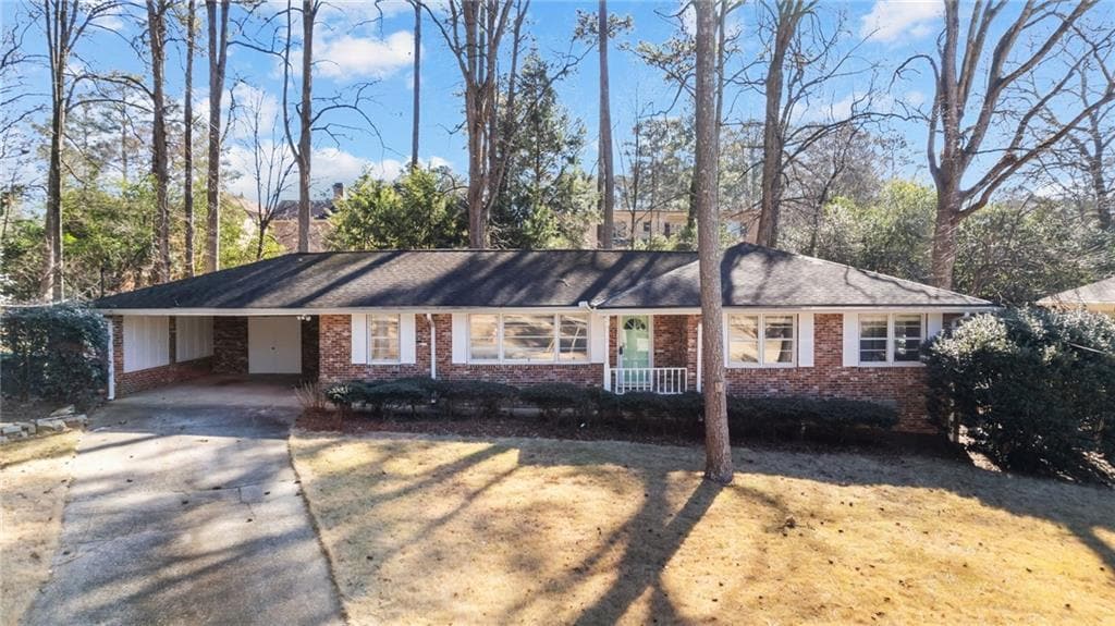 2038 S Akin Dr in Atlanta, GA - Building Photo