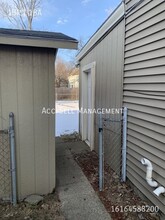 825 Evergreen St SE-Unit -West side in Grand Rapids, MI - Foto de edificio - Building Photo
