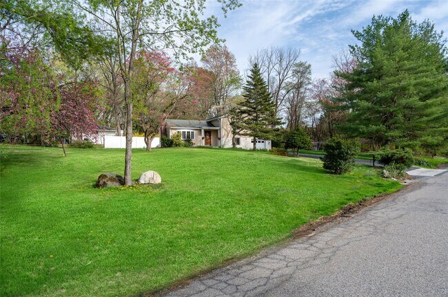 23 Kathleen Ln in Mt Kisco, NY - Building Photo - Building Photo