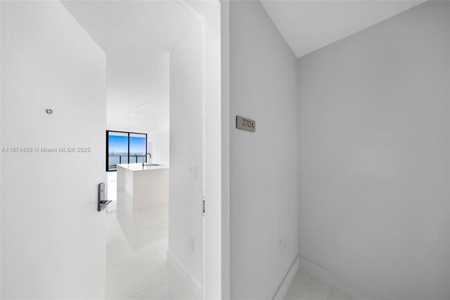 700 NE 24th St, Unit 2704 in Miami, FL - Building Photo - Building Photo