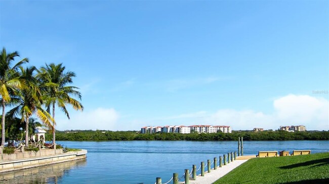 1351 Siesta Bayside Dr in Siesta Key, FL - Foto de edificio - Building Photo