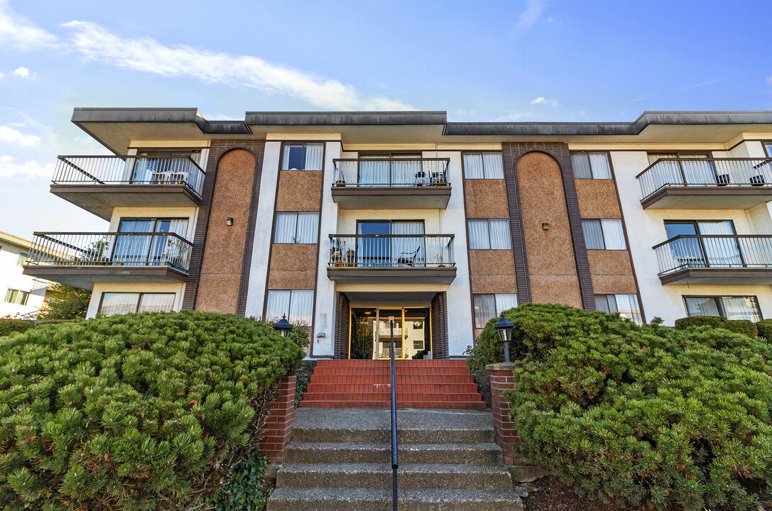 Ferndale Court in Burnaby, BC - Building Photo