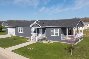 Crystal Glade Dr in Rockford, MI - Building Photo