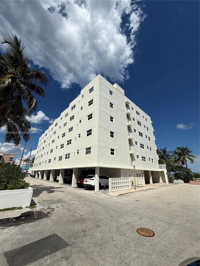 901 S Surf Rd in Hollywood, FL - Building Photo - Building Photo