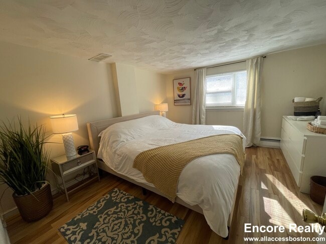 79 Chestnut St, Unit 1B in Brookline, MA - Foto de edificio - Building Photo