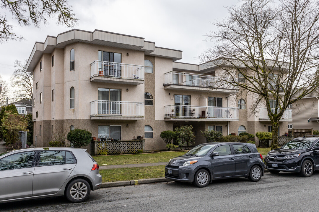 458 44th Av E in Vancouver, BC - Building Photo