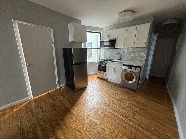 112 E 103rd St, Unit 26 in New York, NY - Foto de edificio - Building Photo