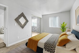 Valerio Palms in Van Nuys, CA - Building Photo - Building Photo
