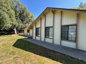37912 China Creek Rd in Oakhurst, CA - Building Photo - Building Photo