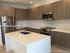 7230 NW 103rd Path in Doral, FL - Foto de edificio - Building Photo