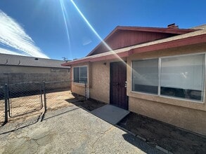 12238 Kiowa Rd in Apple Valley, CA - Building Photo - Building Photo
