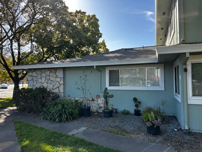 1483 Guerneville Rd in Santa Rosa, CA - Building Photo - Building Photo