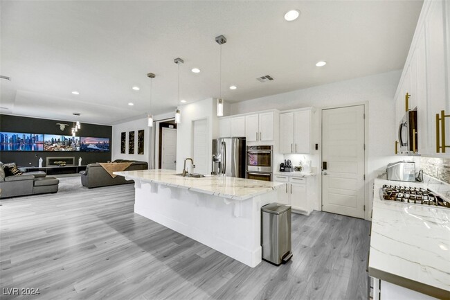 8117 Aster Meadow Way in Las Vegas, NV - Building Photo - Building Photo