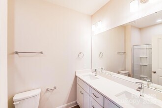 645 Brookwood St in Mooresville, NC - Foto de edificio - Building Photo