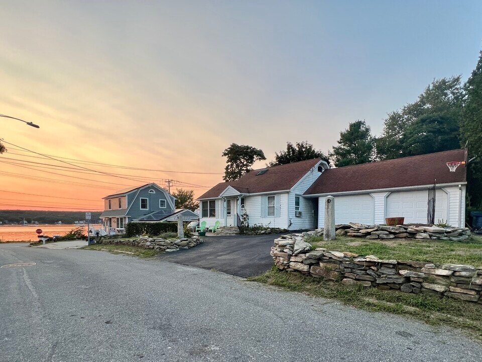 6 10th Ave in Waterford, CT - Building Photo