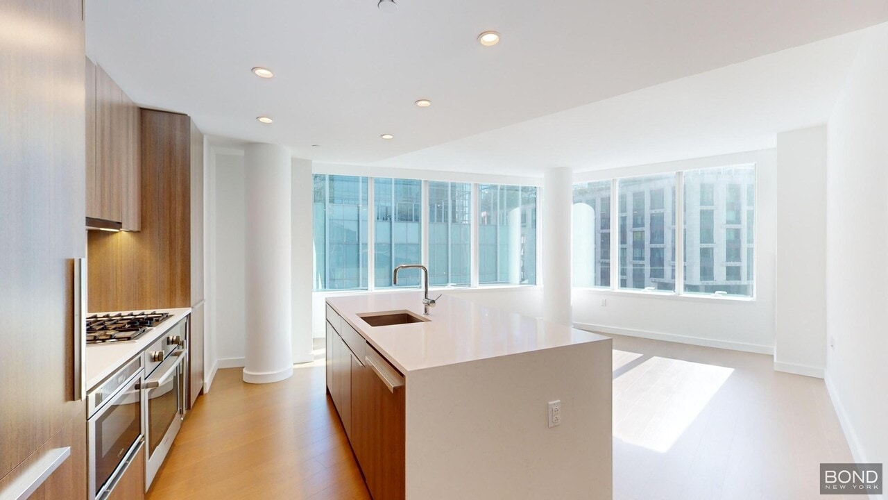 400 W 61st St in New York, NY - Building Photo