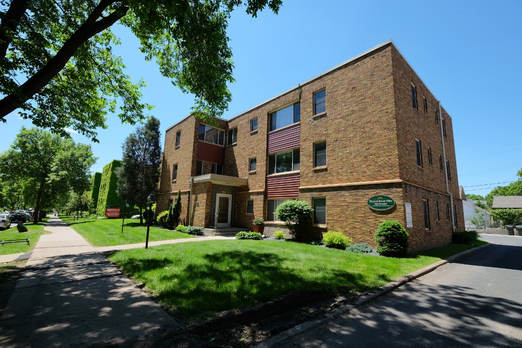 Pleasant Place in Minneapolis, MN - Building Photo