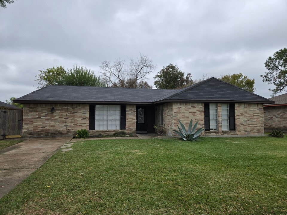 12315 Barbizon Dr in Houston, TX - Building Photo