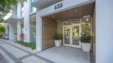 635 S Orange Ave, Unit 304 in Sarasota, FL - Foto de edificio - Building Photo
