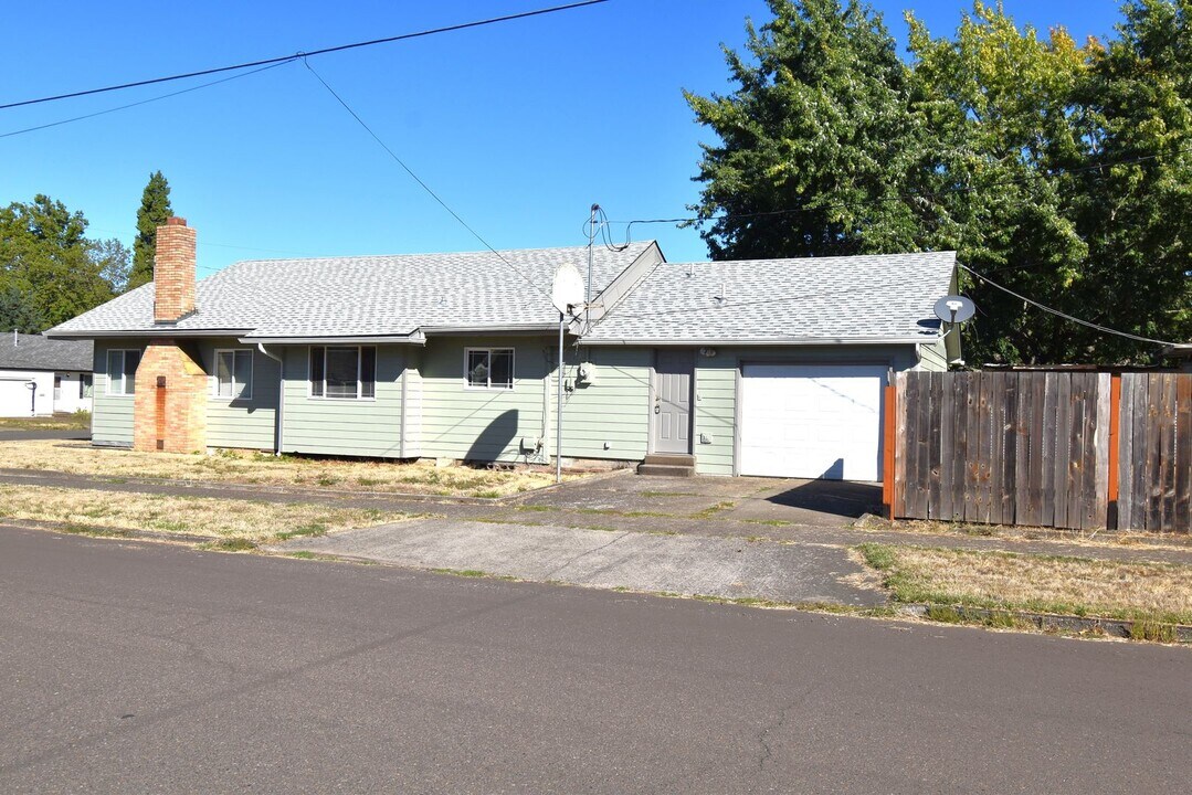 995 Cleveland St in Lebanon, OR - Building Photo