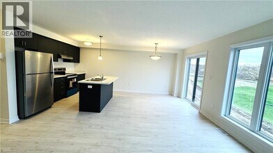 375 Benninger Dr in Kitchener, ON - Building Photo - Building Photo