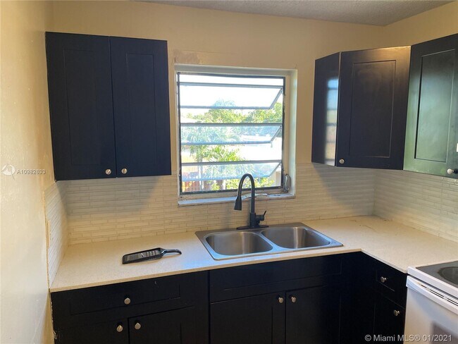 2244 Madison St-Unit -11 in Hollywood, FL - Building Photo - Building Photo