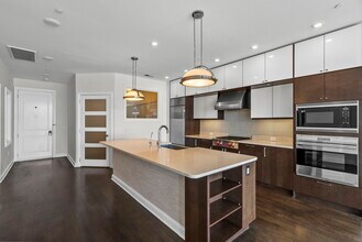 9 Somerset Ln, Unit 307 in Edgewater, NJ - Building Photo - Building Photo