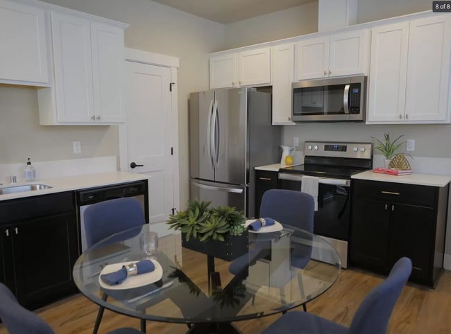 1096 E Fairhaven Ave in Burlington, WA - Foto de edificio - Building Photo