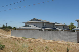 15735 Tokay St in Victorville, CA - Foto de edificio - Building Photo