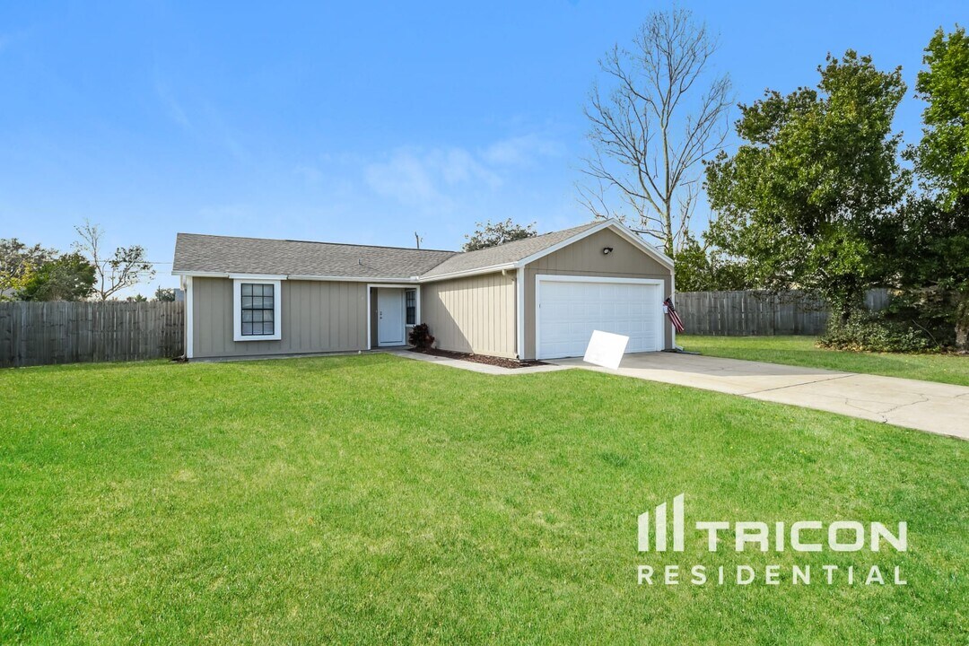 2901 Bedford St in Deltona, FL - Building Photo